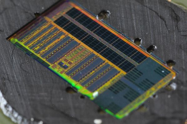 , Breakthrough light-based microprocessor chip could lead to more powerful computers, network infrastructure