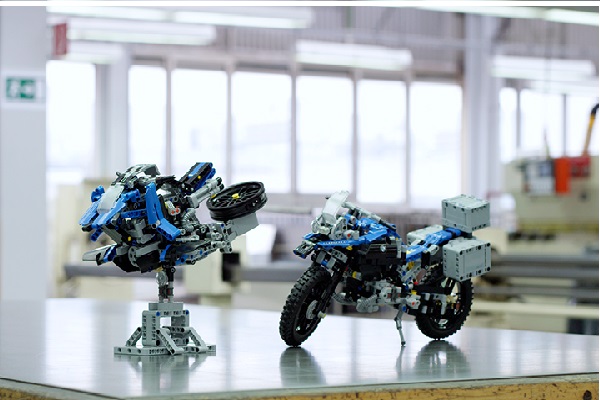 , GETTING READY TO FLY! LEGO TECHNIC® BMW R 1200 GS ADVENTURE DESIGN CONCEPT HOVER RIDE