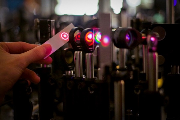 , Toward “valleytronic” devices for data storage or computer logic systems