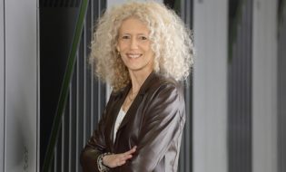 Prof. Dr. Kristel Michielsen in front of the Jülich supercomputer JUQUEEN Copyright: Forschungszentrum Jülich / Ralf-Uwe Limbach