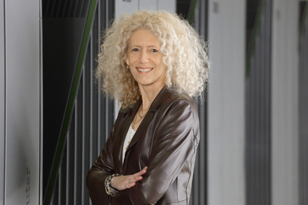 Prof. Dr. Kristel Michielsen in front of the Jülich supercomputer JUQUEEN Copyright: Forschungszentrum Jülich / Ralf-Uwe Limbach
