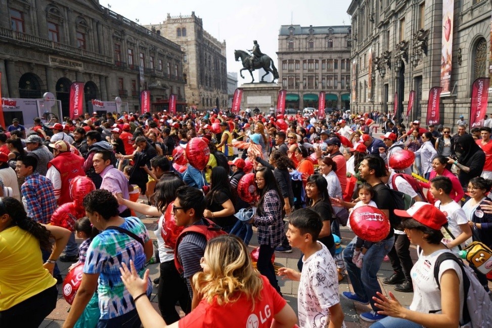 , LG SINGS AND DANCES TO A WORLD RECORD