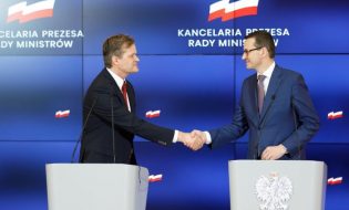 Markus Schäfer (l.), Member of the Divisional Board of Management of Mercedes-Benz Cars, Production and Supply Chain, and Mateusz Morawiecki (r.), Prime Minister of Poland, announce the new battery factory for Mercedes-Benz Cars at the polish site in Jawor.