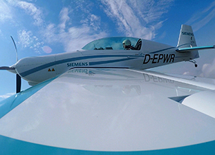 , Siemens sells electric aircraft-propulsion business to Rolls-Royce