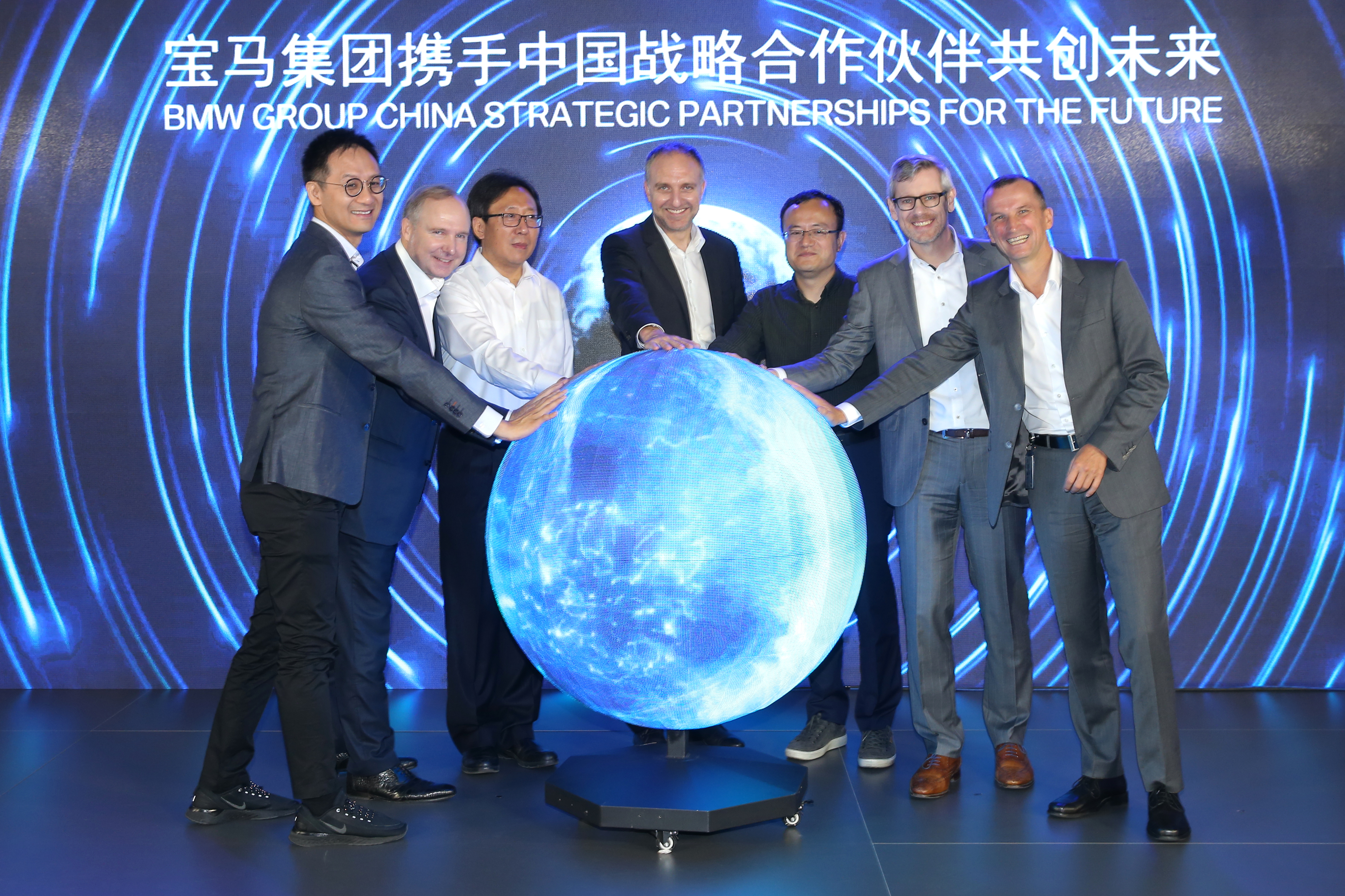 , BMW Group partnership for future mobility: Joining hands with Tencent to build BMW Group China High Performance D³ platform.