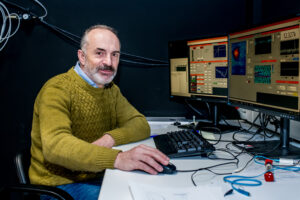 , Electrical readout of electron-nuclear spins in a diamond quantum chip at room temperature