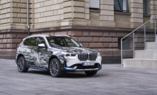 BMW announces new long-term partnership with the Städel Museum. Artist Marc Brandenburg has created an exclusive design for a BMW iX1.