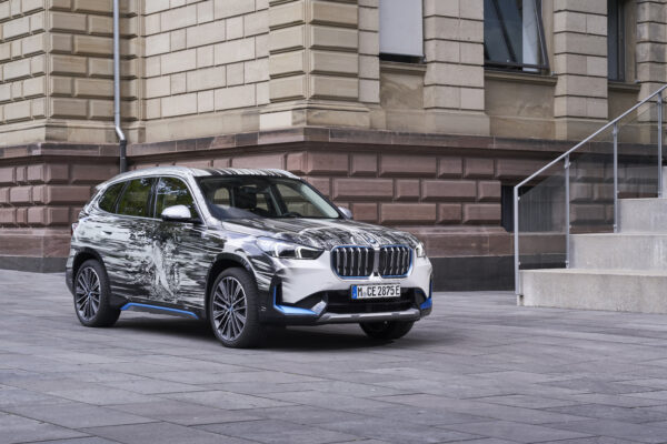 BMW announces new long-term partnership with the Städel Museum. Artist Marc Brandenburg has created an exclusive design for a BMW iX1.